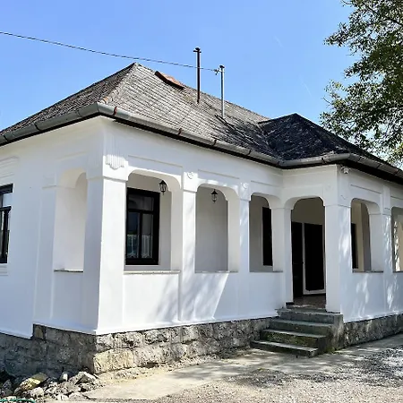 Udvar-ház