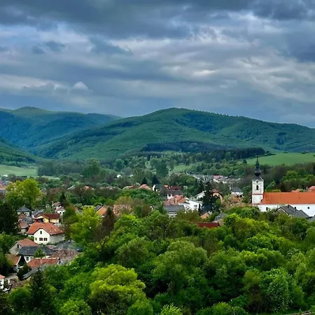Udvar-ház *