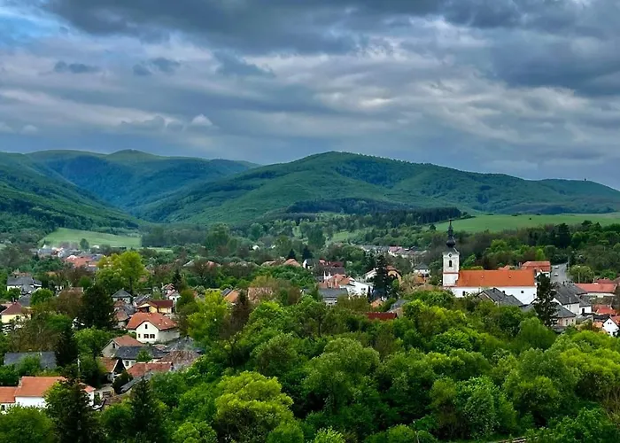 Udvar-ház *